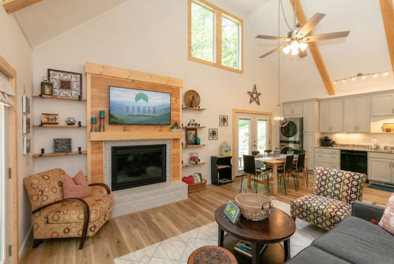 Riverbend Retreat Dog-Friendly Riverside Asheville Getaway Close to Downtown — photo 3