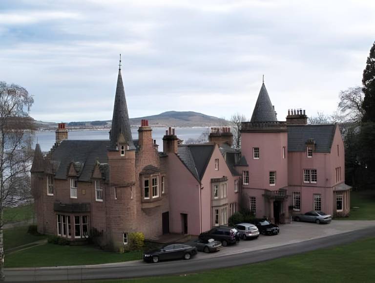 House with yard & terrace | Dogs allowed in Inverness