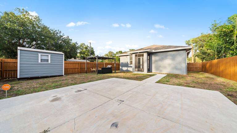 Vacation home with garden — photo 2