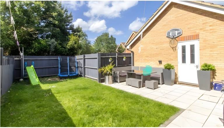 Pet Friendly Parking 3 Bedrooms 6 Guests