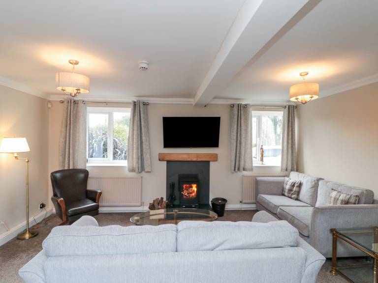 Family-oriented beautiful cottage with yard | Beach view | Beach nearby | Pets allowed — photo 2
