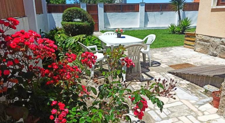 Beach house with garden — photo 5