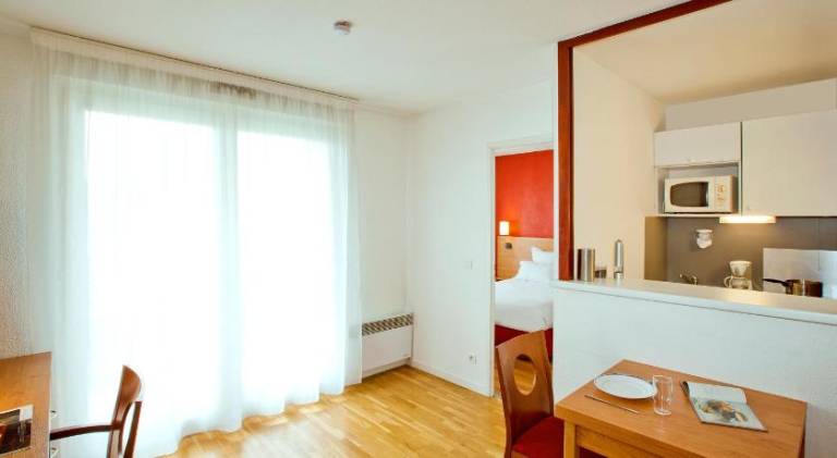 Pleasant serviced apartment with yard | Pets are welcome — photo 2