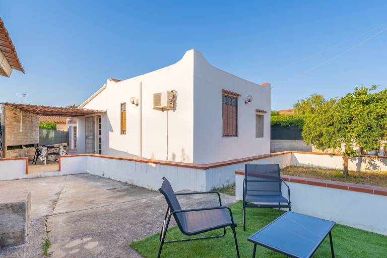 Villa with yard, patio & BBQ in Syracuse