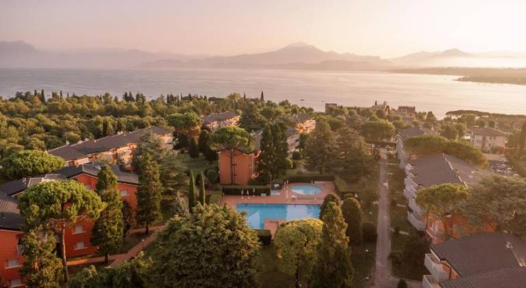 Rental apartment with patio, yard & pool in Peschiera del Garda