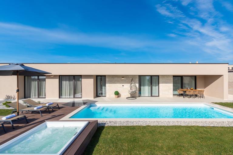 Fully equipped charming villa with terrace, private pool & hot tub | Pets are welcome in Porec