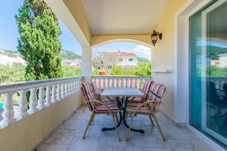 Holiday apartment with BBQ & patio | Sea view in Rab