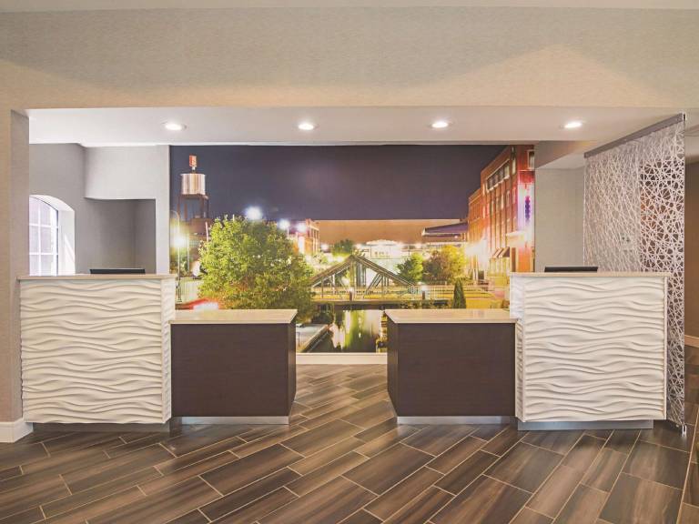 La Quinta Inn & Suites by Wyndham Oklahoma City - NW Expwy — photo 2