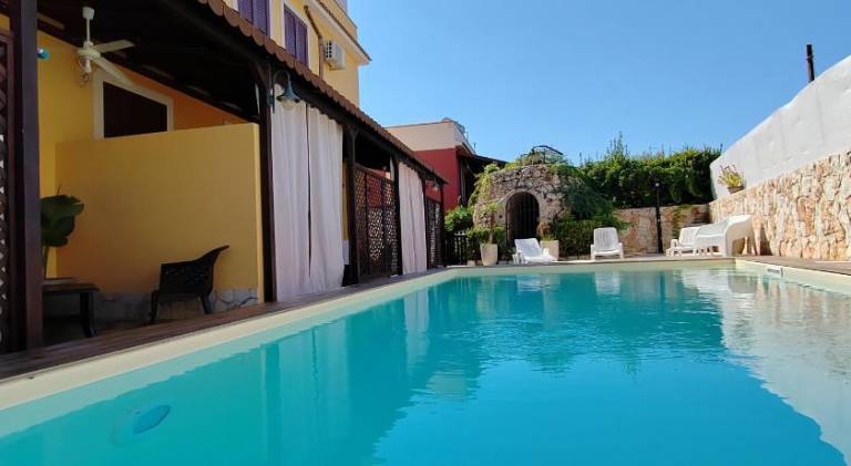 Holiday apartment with private pool, terrace & garden — photo 2