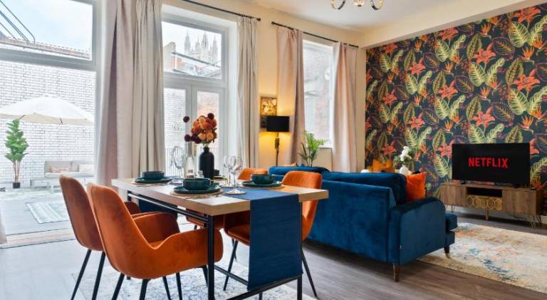 Spacious Luxury 2 Bedroom City Centre Apartment with Terrace & High Ceiling — photo 2