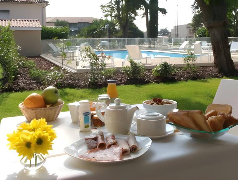 Beautiful serviced apartment with terrace, pool & garden | Pet-friendly — photo 5