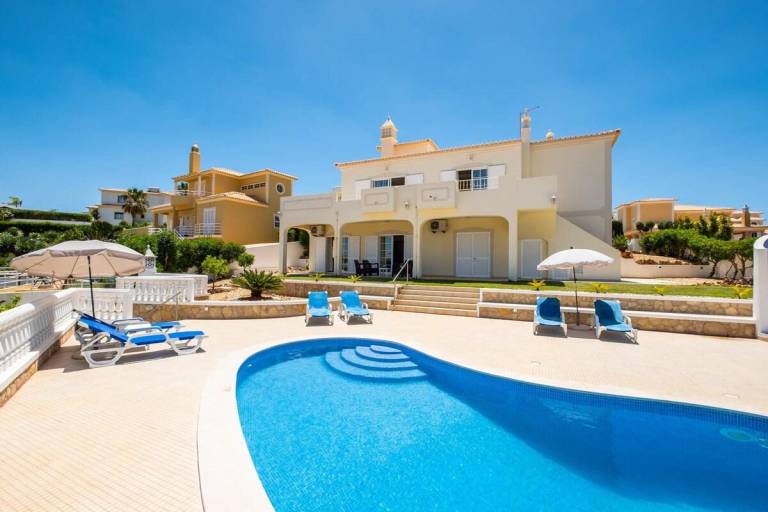 Villa with pool, yard & grill in Albufeira