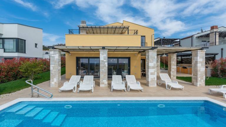 Villa with private pool, yard & grill | Sea view — photo 2