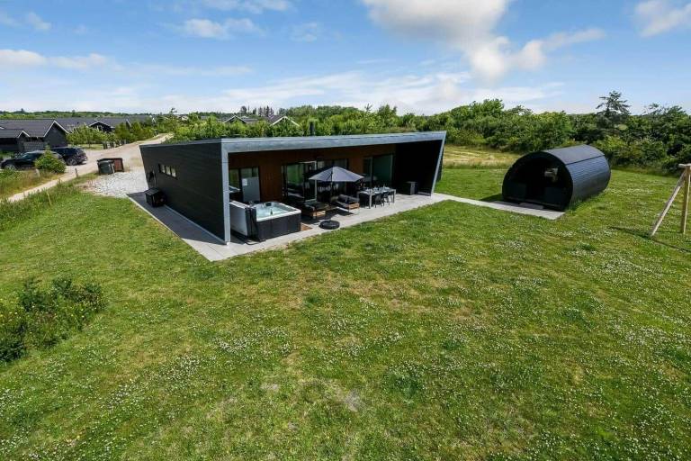 House with patio, sauna & hot tub — photo 2
