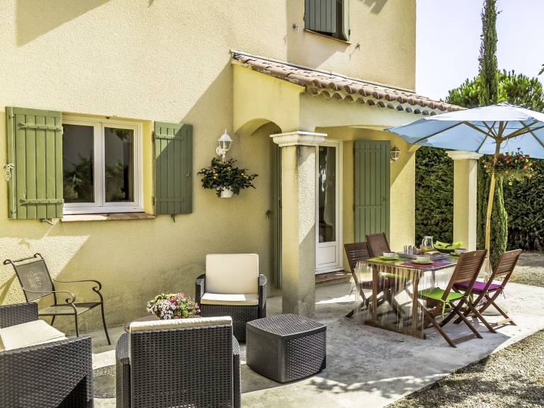House with barbecue, garden & patio — photo 4
