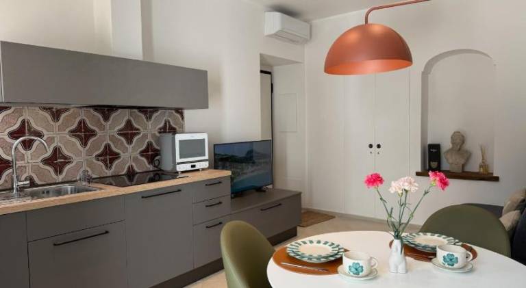 Pleasant apartment with hot tub, yard & terrace | Pets allowed — photo 4