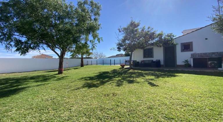 House with private pool, barbecue & terrace in Chiclana de la Frontera