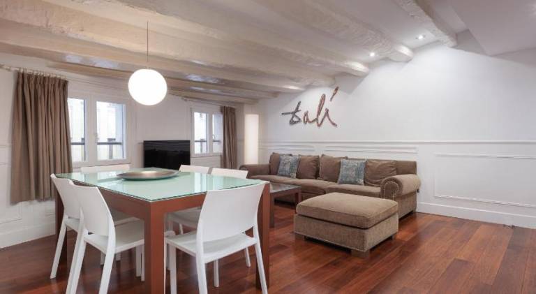 Rental apartment with patio | Near Plaça de Catalunya | Pets are welcome in Barcelona