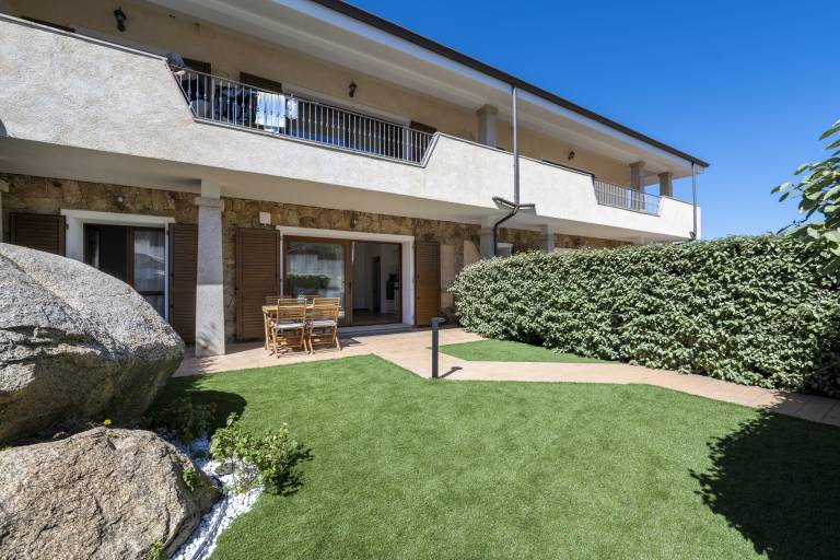 Rental apartment with pool & yard — photo 2
