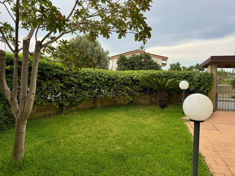 Vacation home with terrace, yard & grill — photo 2