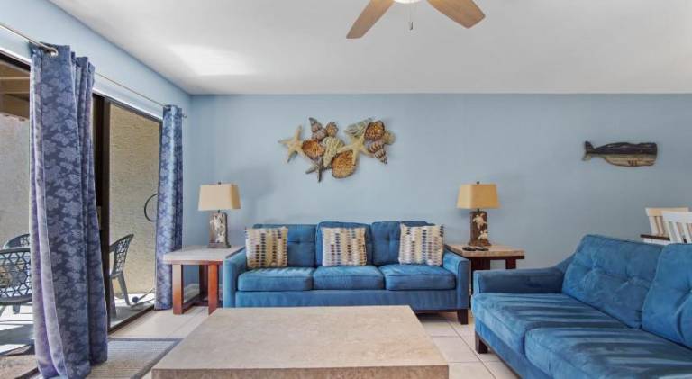 5 minutes walk to beach, Family Friendly condo with shared pool, tennis court — photo 2