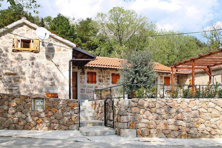 Fully equipped big vacation home with terrace, barbecue & yard | Pet-friendly in Starigrad