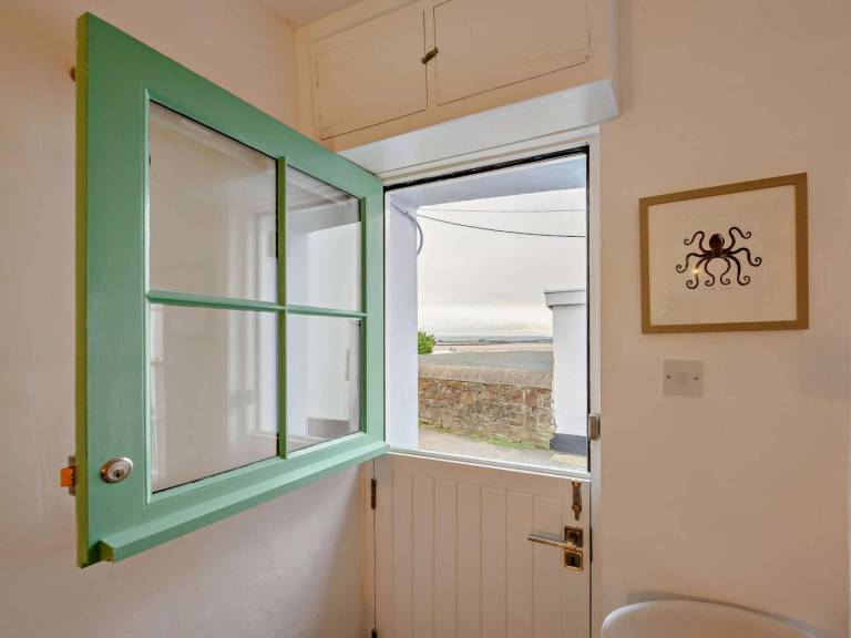 Wonderful cottage with yard | Water view | Beach nearby | Pet-friendly — photo 5