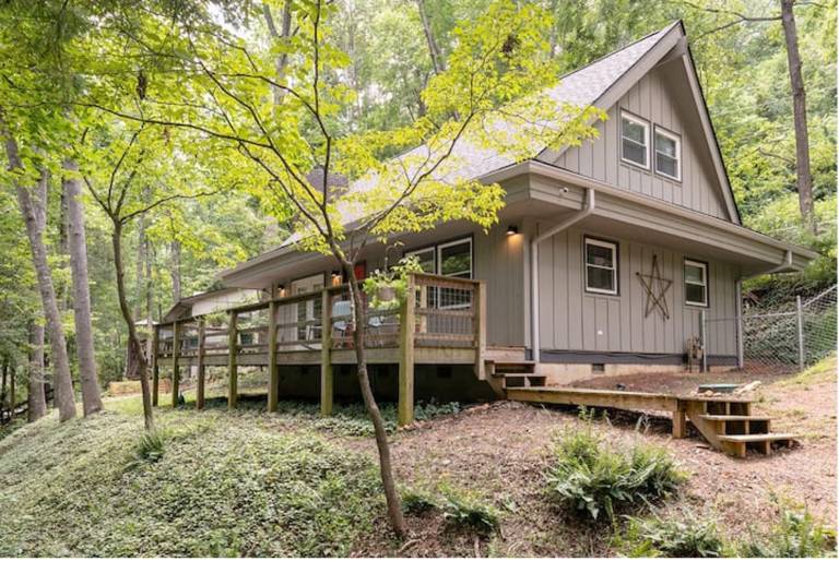 Riverbend Retreat Dog-Friendly Riverside Asheville Getaway Close to Downtown in Asheville, NC