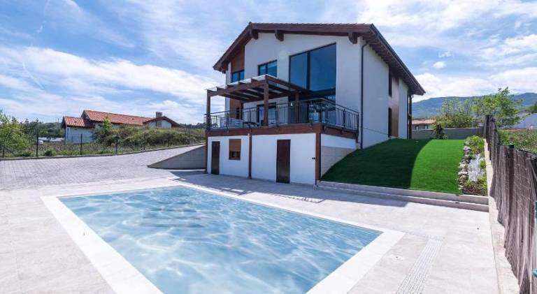 Fully equipped vacation home with yard, private pool & hot tub | Suitable for remote work | Pets are welcome in Llanes