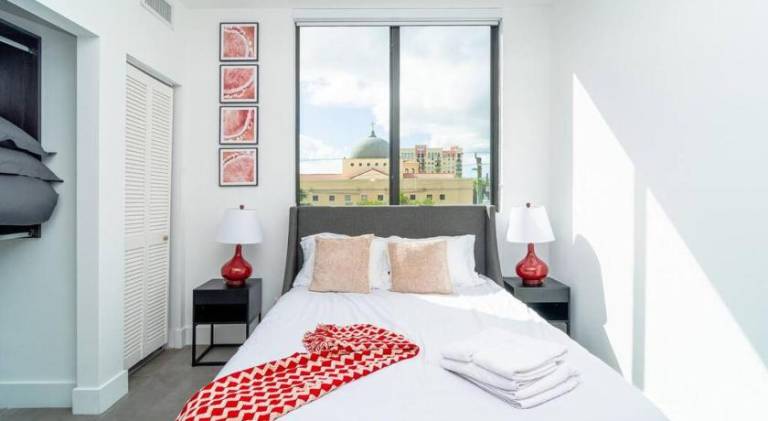 Miami 2BR Getaway with King Beds Near Marlins Park & Calle Ocho — photo 2