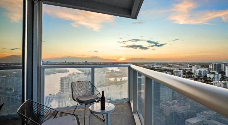 Apartment with pool & hot tub — photo 4