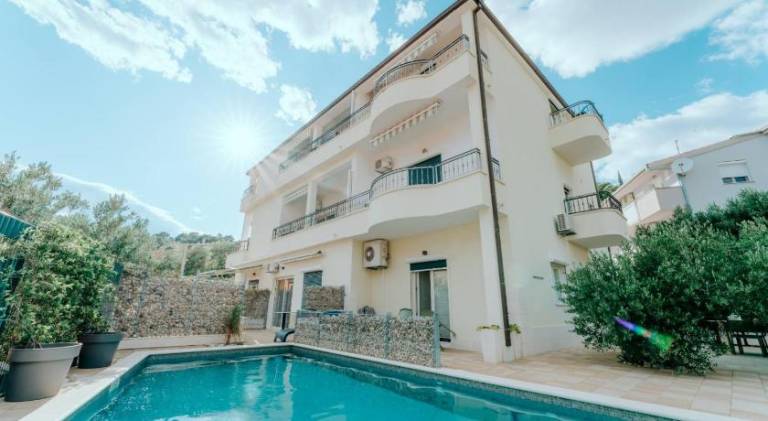 Apartment with pool in Baska Voda