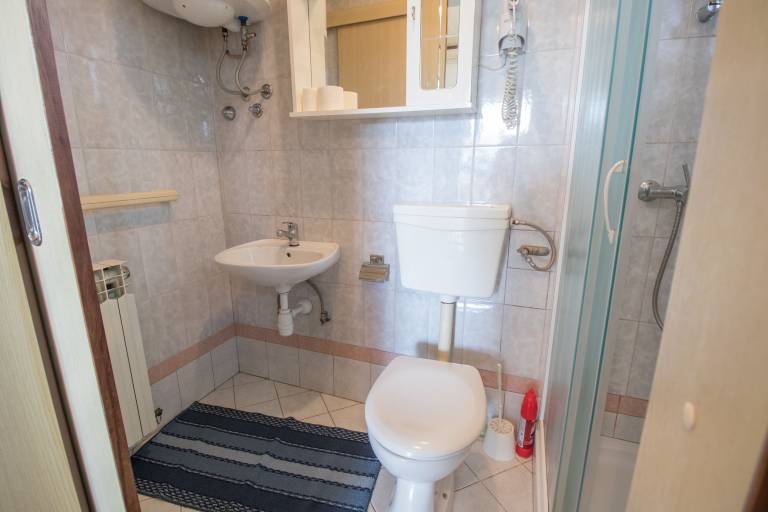 Beautiful rental apartment with garden, BBQ & patio | Garden view | Pets allowed — photo 5