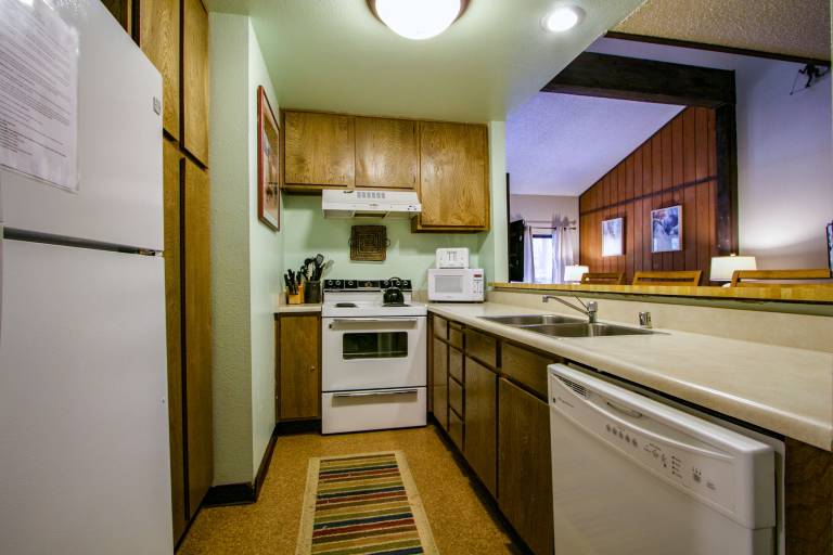 Beautiful condo with hot tub, sauna & pool | Close to the ski | Pets are welcome — photo 3