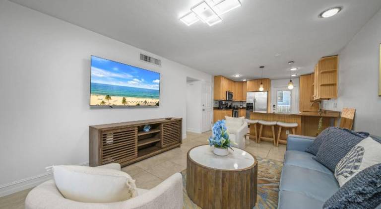Downtown Naples Retreat - Walk to 5th Ave & Beach in Naples, FL