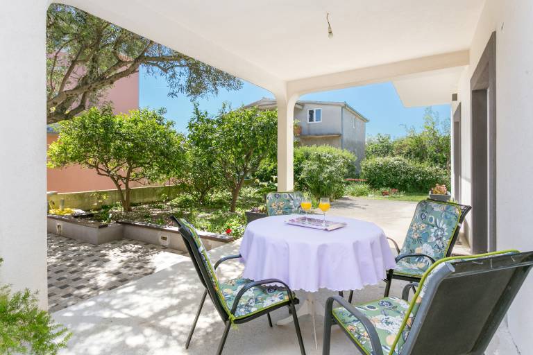 Rental apartment with yard, patio & grill in Trogir