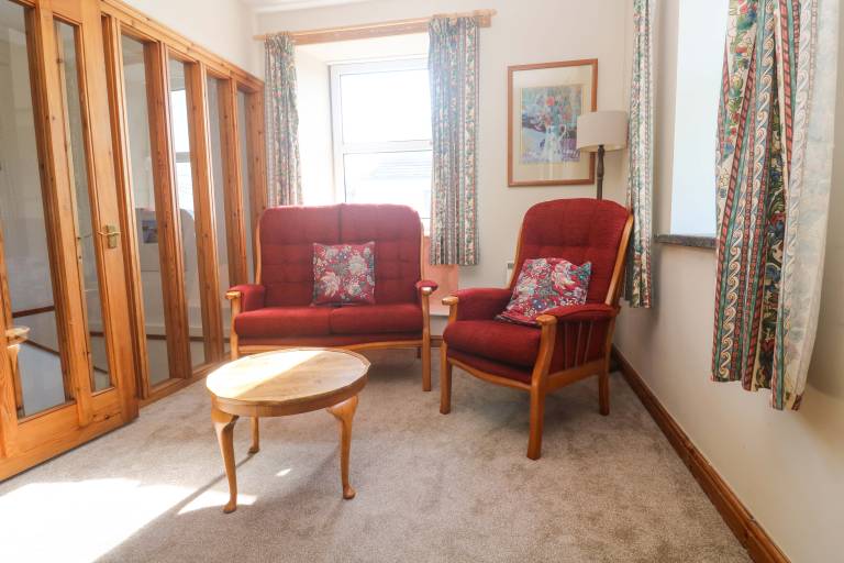 Cottage with yard — photo 4