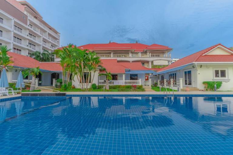 Villa with yard, pool & grill | Next to Big Buddha in Pattaya