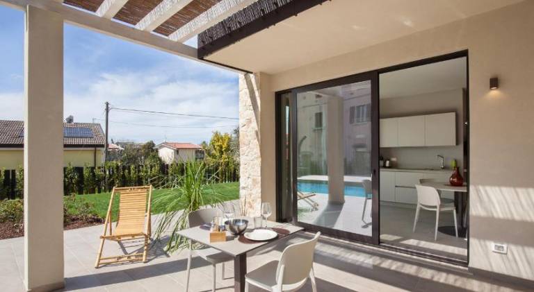 Holiday apartment with garden, terrace & pool in Lazise