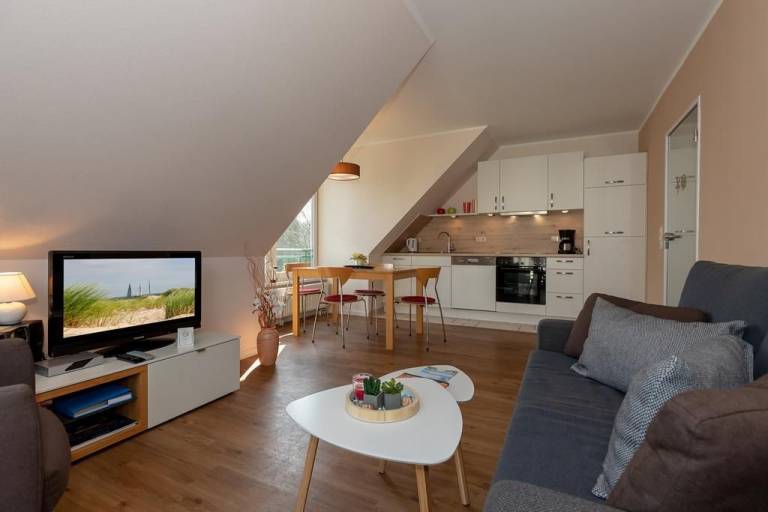 Ruhige, hübsche Ferienwohnung in Strandnähe mit Balkon am idyllischen Stadtwald in Kuehlungsborn