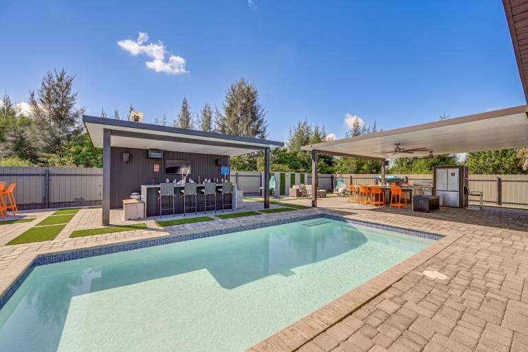 Poolside Lounge w/ Bar & Kitchen: Cape Coral Home in Cape Coral, FL