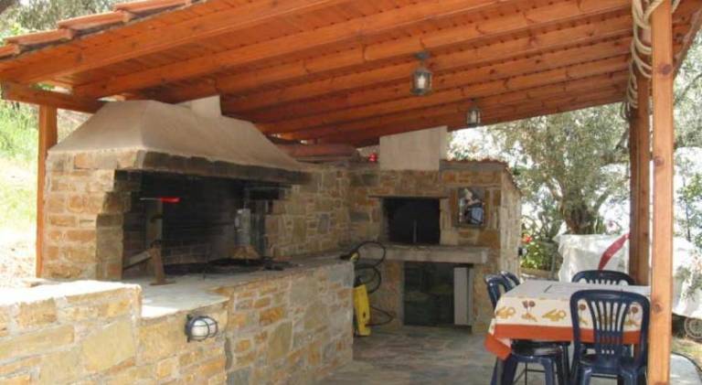 Rental apartment with patio, yard & barbeque — photo 3