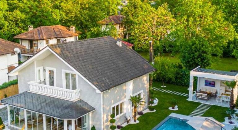 Villa with terrace, grill & yard in Sapanca