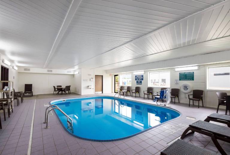 Quality Inn & Suites Green Bay - Ashwaubenon — photo 2
