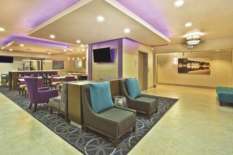 La Quinta Inn & Suites by Wyndham Fairborn Wright-Patterson — photo 3