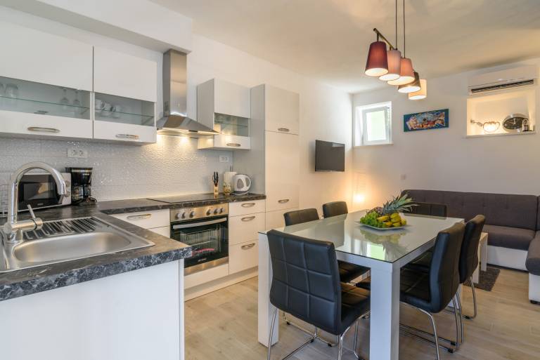 Two bedroom apartment near beach Arbanija, Čiovo (A-16762-a) — photo 5
