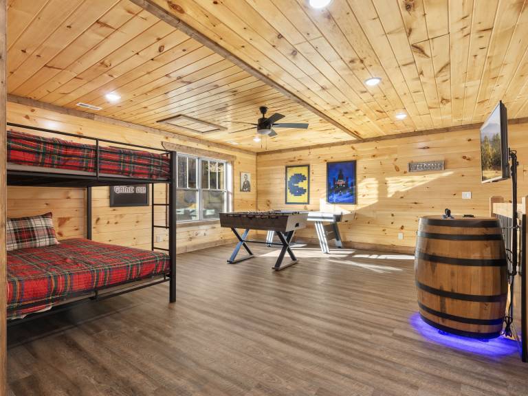 NEW Luxury GBurg Cabin Private Pool-Theater-Games- Hot Tub — photo 4