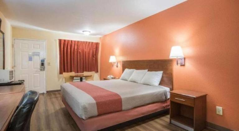 Rodeway Inn & Suites — photo 4
