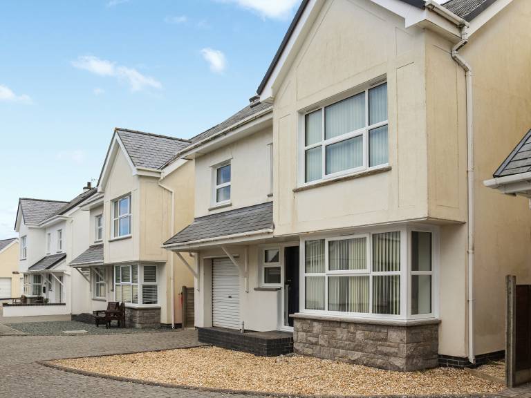 Child-friendly cottage with yard | River view | Pet-friendly in Holyhead