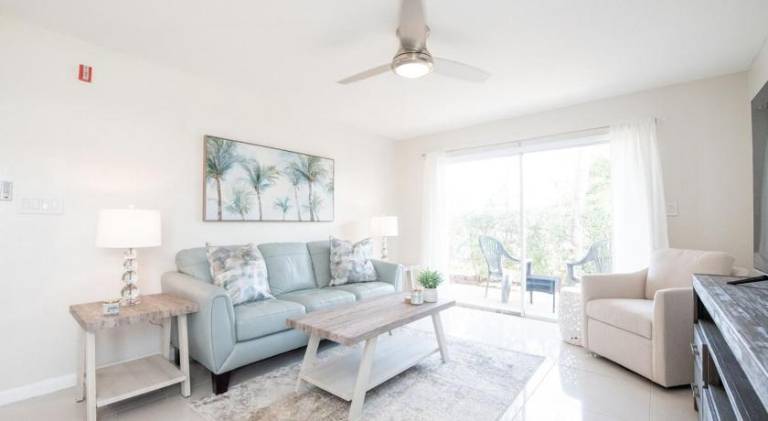 Apartment with pool | Dogs allowed in Melbourne, FL